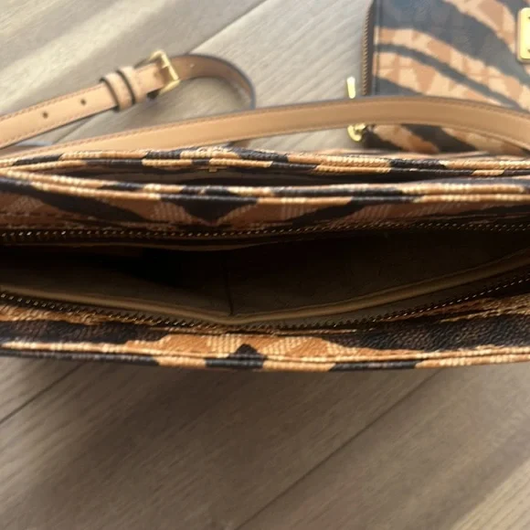 Michael Kors print crossbody and matching wallet - Picture 7 of 13